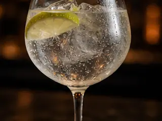 Dewar's White Label con hielo / con Coca-Cola en la carta de Lunzar Bar Alicante