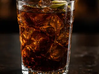 J&B con hielo / con Coca-Cola en la carta de Lunzar Bar Alicante