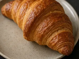 Croissant Mantequilla en la carta de Lunzar Bar Alicante