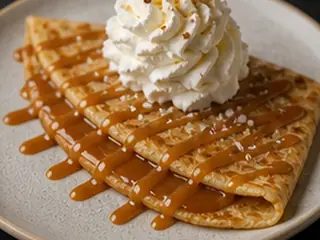 Crêpe con caramelo salado y nata en la carta de Lunzar Bar Alicante
