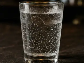 Agua con gas en la carta de Lunzar Bar Alicante