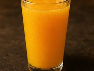Zumo de naranja natural en la carta de Lunzar Bar Alicante