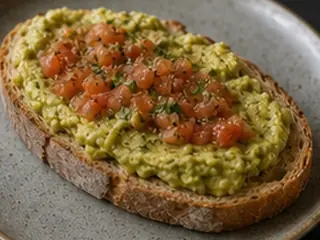 Tomate + Aguacate en la carta de Lunzar Bar Alicante